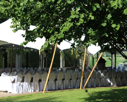 Dinertafel onder stretchtent in de zomer