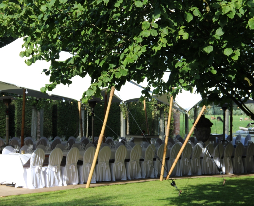 Dinertafel onder stretchtent in de zomer